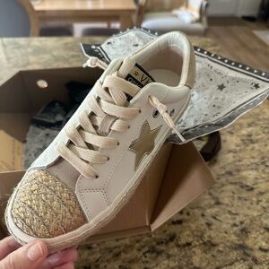 Vintage Havana White and Gold Sneakers with Textured Toe Cap